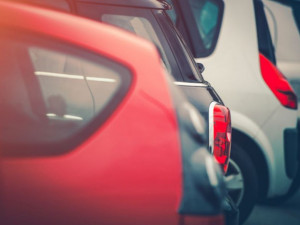 Řidič si odskočil z auta a nezamkl ho, během chvilky přišel o věci za téměř padesát tisíc