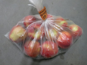 Inspekce našla v olomouckém Makru pesticidy v jablkách z Polska