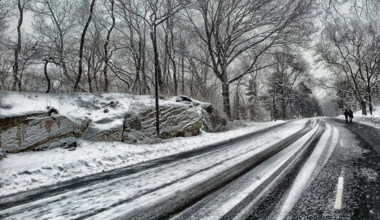 Na Olomoucku se od rána bourá kvůli sněhu, hasiči evidují několik nehod