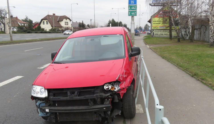 Na křižovatce u Resortu Hodolany se bouralo, seniorka nerespektovala červenou na semaforu