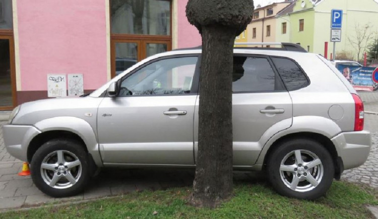 Opilý řidič v Olomouci se chtěl vyhnout střetu s autobusem, místo toho srazil ženu na chodníku