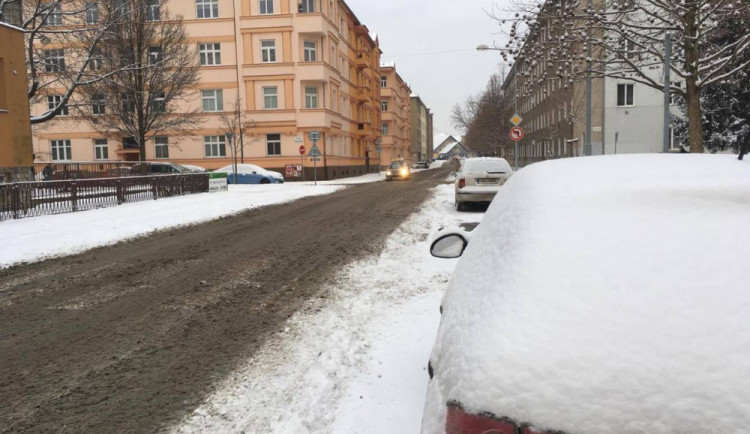 Husté sněžení odpoledne zkomplikovalo dopravu na Olomoucku, D35 byla na hodinu kvůli sněhu uzavřena