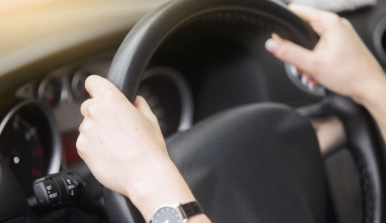 Řidička přehlédla muže na přechodu, ten skončil v nemocnici