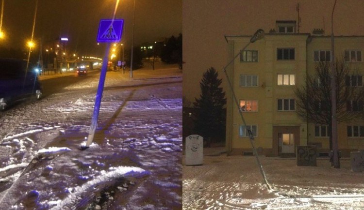 Řidič na Wolkerově ulici narazil se svým autem do lampy a vyvrátil ji, z místa nehody ujel