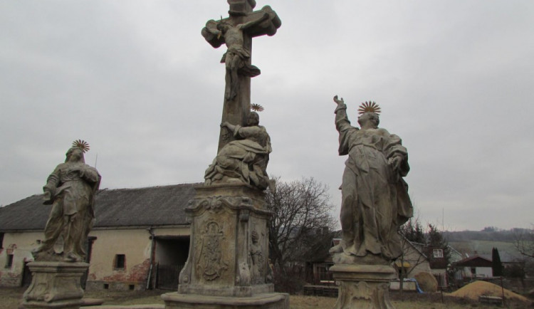 Vandal urazil prsty soše, která se součástí sousoší Kalvárie v Libině. Škoda jde do desítek tisíc