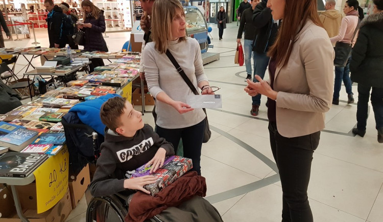 Druhý KnihoTrh v Olomouci pomohl Lukáši Kameníčkovi, výtěžek byl 16 000 korun