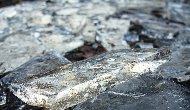 Řidiči náklaďáku se z návěsu uvolnil při jízdě kus ledu, který zasáhl protijedoucí auto do předního skla