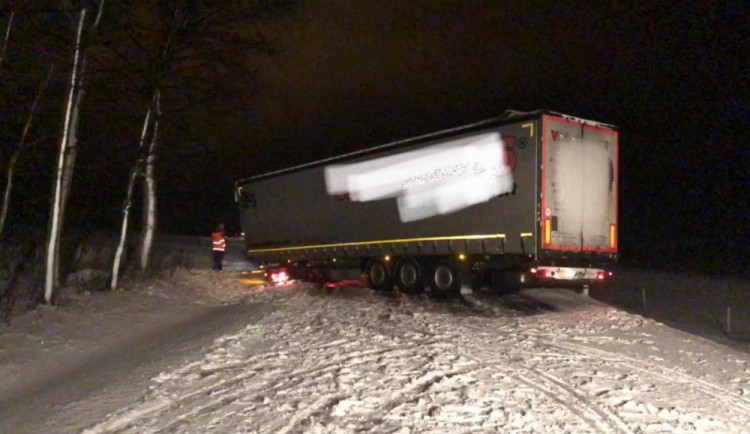 VIDEO: Hasiči v noci odstraňovali následky silného větru a vydatného sněžení