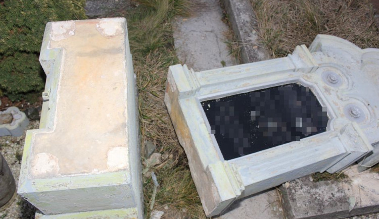 FOTO: Vandal za dva dny poničil jedenáct náhrobků na hřbitově ve Slatinicích