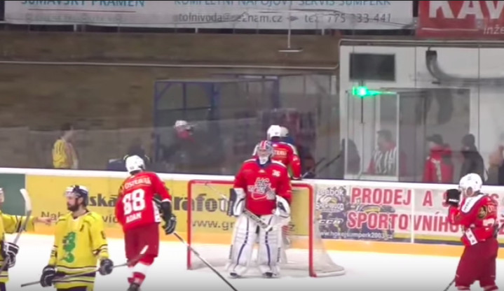 VIDEO: Porubský hokejista při utkání v Šumperku při odchodu do šaten hrubě napadl procházejícího fanouška