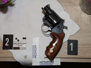 Muž v paneláku vyhrožoval sousedovi, že ho zabije a střílel po něm z revolveru, hrozí mu až deset let