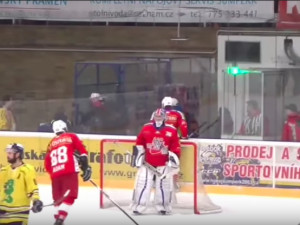 VIDEO: Porubský hokejista při utkání v Šumperku při odchodu do šaten hrubě napadl procházejícího fanouška