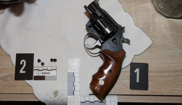 Muž v paneláku vyhrožoval sousedovi, že ho zabije a střílel po něm z revolveru, hrozí mu až deset let