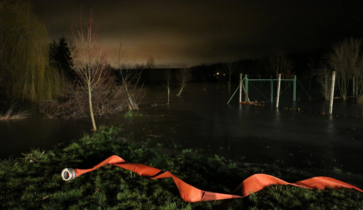 VIDEO: Lidem pod přehradou hrozilo zatopení domů, hasiči zasáhli včas