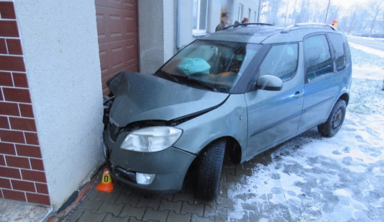 Řidič jel po zasněžené silnici příliš rychle, nezvládl průjezd zatáčkou a naboural do domu