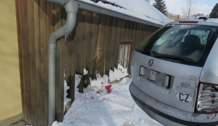 Koláž: Řidič nemohl vyjet kopec na zasněžené silnici, chtěl si couvnout, sjel z cesty a naboural do domu