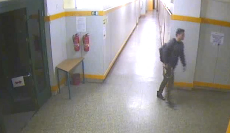 VIDEO: Muž v šatnách olomoucké posilovny poškodil zámky čtyř skřínek a odnesl si tři peněženky