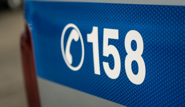 Litinovým víkem hydrantu rozbil výlohu a utekl, škoda jde nad třicet tisíc