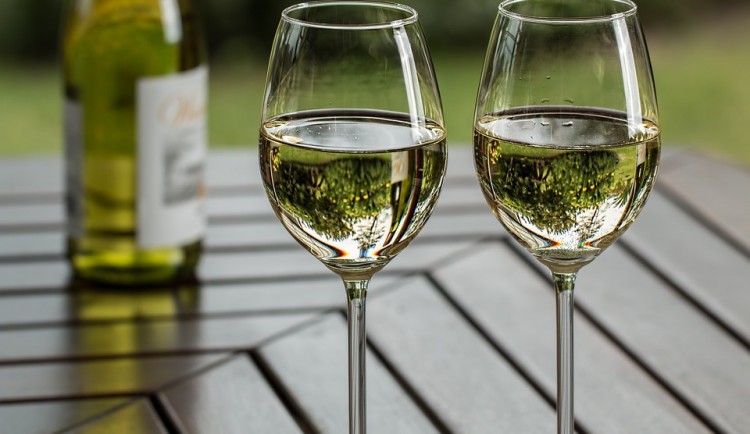 Žena vypila litr a půl vína, pak usedla za volant a nadýchala přes dvě promile