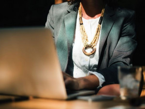 Žena zaplatila za balíček 120 000 korun podvodníkovi, který ji oslovil na sociální síti