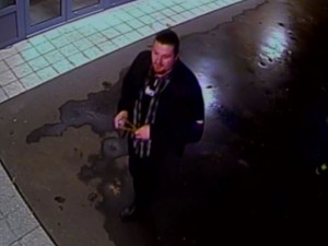 VIDEO: Dva muži rozbili prakem výlohu obchodní galerie, škoda je skoro sto tisíc