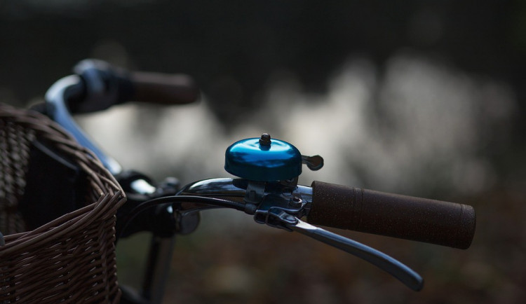 Třiašedesátiletý řidič srazil autem šedesátiletou cyklistku, pak ji sám odvezl do nemocnice