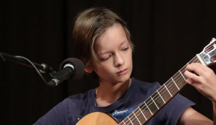 Talentem roku se stal dvanáctiletý kytarista, zpěvák, šachista a matematik Honza Kolář