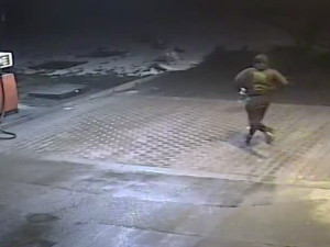 VIDEO: Muž vyloupil benzínku, obsluze mával před obličejem pistolí. Policie už našla jeho oblečení