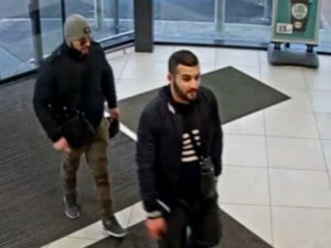 VIDEO: Zloděj v nestřeženém okamžiku vytáhl muži peněženku z kapsy, vše zachytila kamera