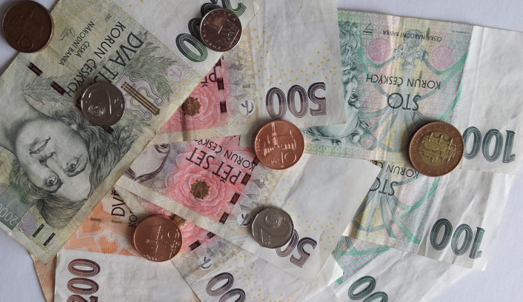 Prodavačka v obchodě kradla tržbu z pokladen i zboží