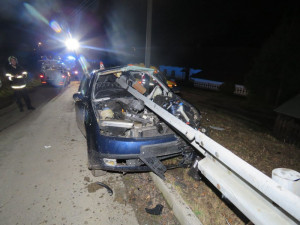 Řidič, který svoje auto napíchl na svodidla, byl opilý