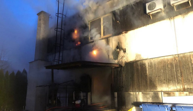 U požáru průmyslové haly zasahovalo devět jednotek hasičů, škoda přesáhne pět milionů