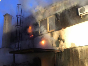 V Prostějově hoří průmyslový objekt, s ohněm bojuje několik desítek hasičů