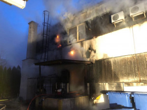 U požáru průmyslové haly zasahovalo devět jednotek hasičů, škoda přesáhne pět milionů