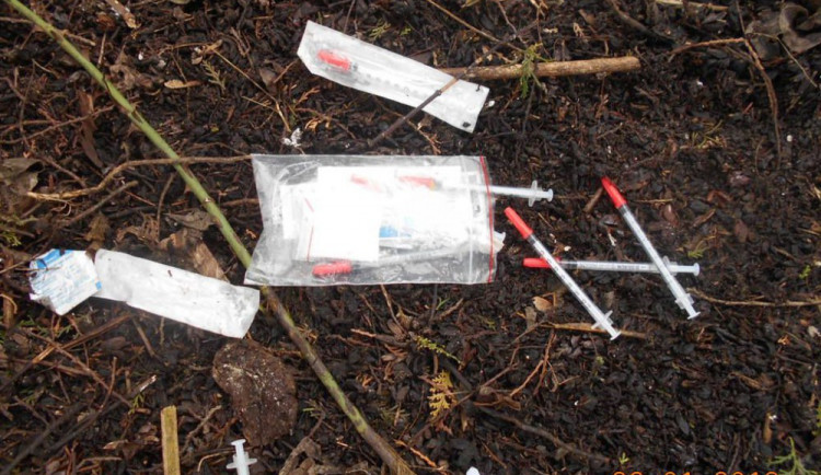 Na Stupkově ulici v Olomouci se válelo hned deset injekčních stříkaček, likvidovat je museli strážníci