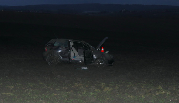 Mladá řidička nezvládla jízdu autem, po kotrmelci s ním skončila v poli