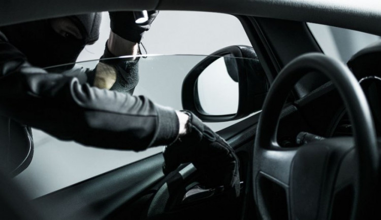 O víkendu byla v Olomouci vykradena dvě auta, zloděj šel přes okénko u dveří