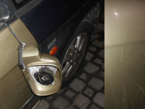 Skupinka výrostků v Olomouci demolovala auto, propíchali pneumatiky a na dveře vyryli kosočtverec