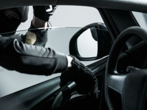 O víkendu byla v Olomouci vykradena dvě auta, zloděj šel přes okénko u dveří