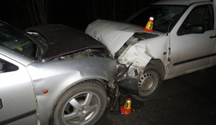 Řidič jel v autě se dvěma promile v krvi. Vyjel do protisměru a čelně se srazil s protijedoucím vozem