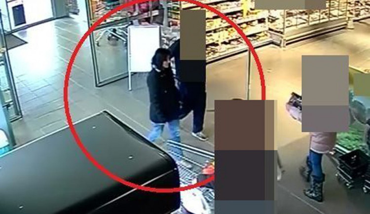 VIDEO: Policie pátrá po ženě, která ukradla muži peněženku a pak platila jeho kartou