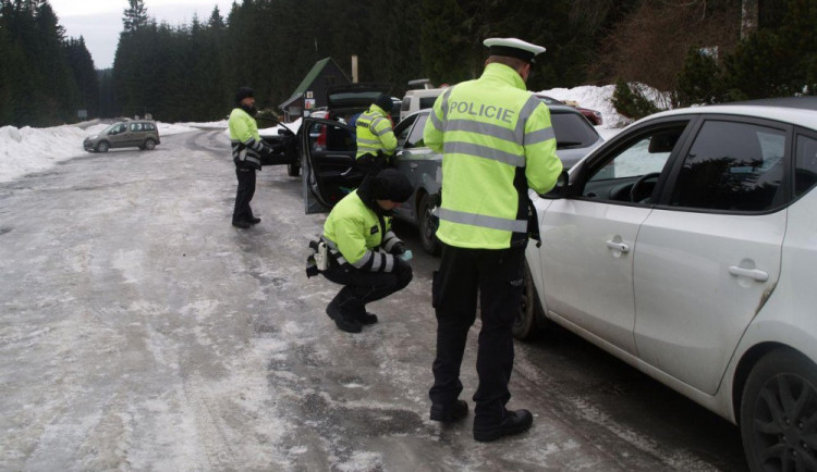 Námraza nebo led na autě? Policisté kontrolovali, zda řidiči neohrožují bezpečnost provozu