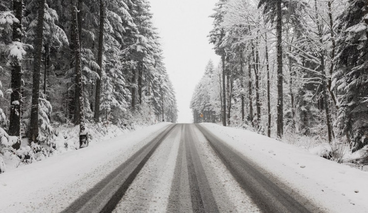 Sníh komplikuje dopravu, ve vyšších polohách musejí řidiči počítat s čerstvou nadílkou