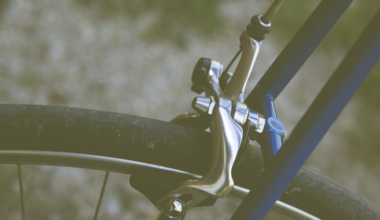 Senior srazil u Mrskles svým autem cyklistu. Ukázalo se, že kolař byl opilý