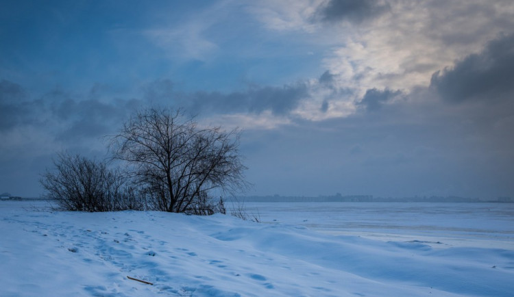 POČASÍ NA PÁTEK: Čekáme oblačno a místy sníh