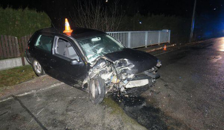 Dvacetiletý mladík dostal smyk a naboural do stromu, nadýchal přes půl promile