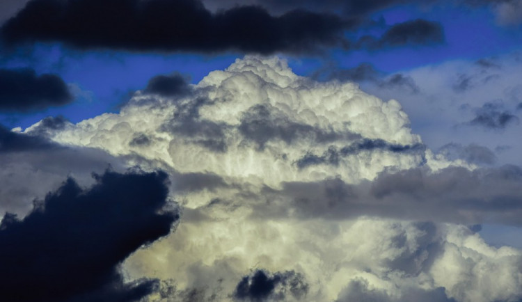 POČASÍ NA SOBOTU: Oblačno až zataženo, ojediněle se sněžením