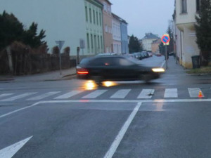 Policie hledá řidiče auta, který na Ibsenově ulici srazil chodkyni na přechodu a z místa nehody ujel