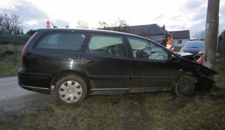 Řidič se plně nevěnoval řízení svého auta, skončil ve sloupu veřejného osvětlení