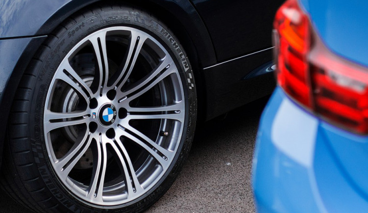 Řidič nechal své BMW na Pražské hodinu bez dozoru, vandal na něm ostrým předmětem způsobil škodu za 50 tisíc